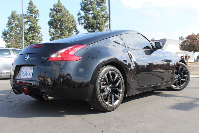 Nissan 370Z Vehicle Full-screen Gallery Image 06