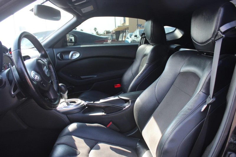 Nissan 370Z Vehicle Full-screen Gallery Image 07