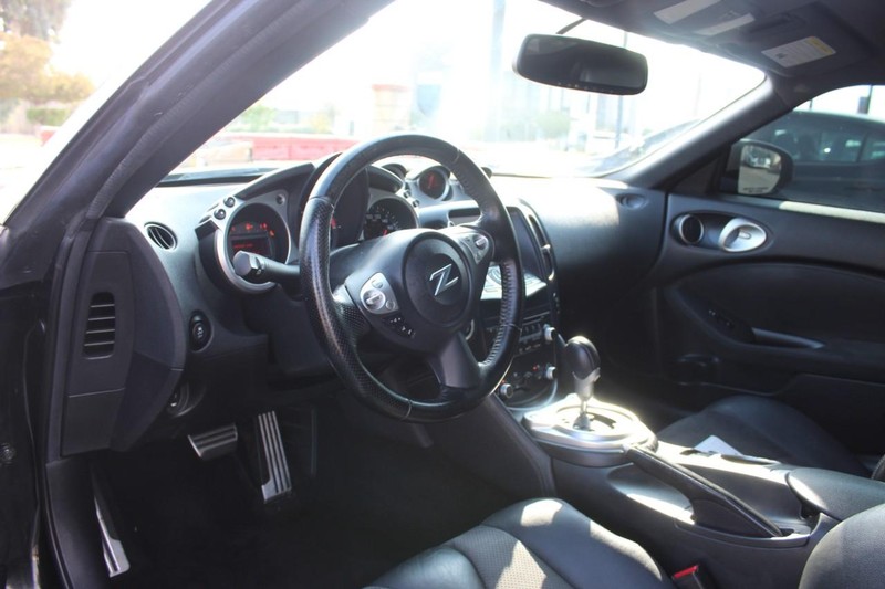 Nissan 370Z Vehicle Full-screen Gallery Image 08