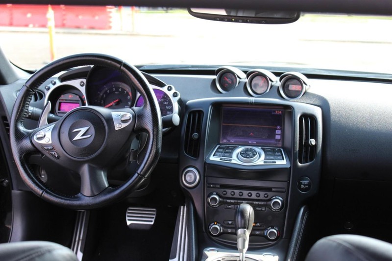 Nissan 370Z Vehicle Full-screen Gallery Image 09