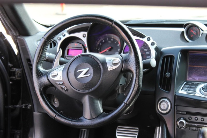 Nissan 370Z Vehicle Full-screen Gallery Image 10