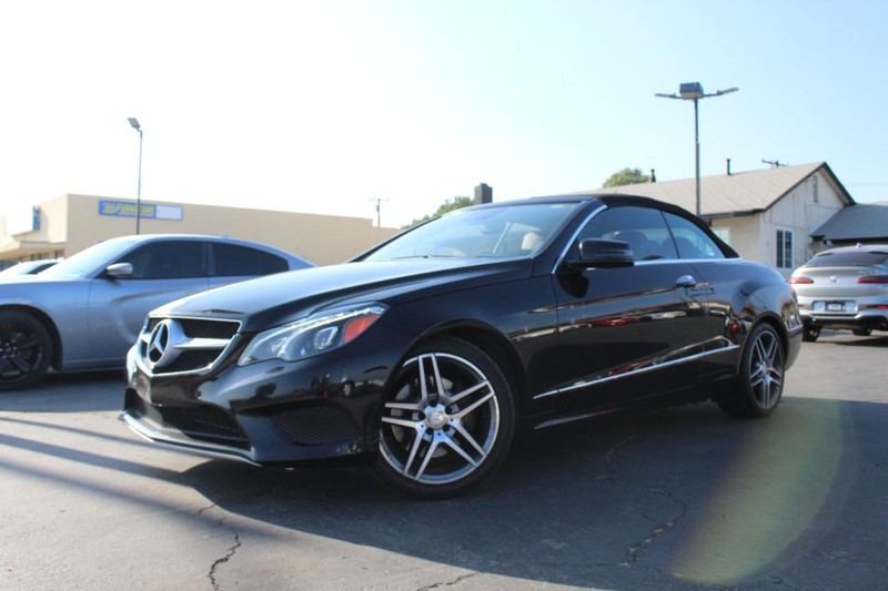 Mercedes-Benz E-Class Vehicle Full-screen Gallery Image 02