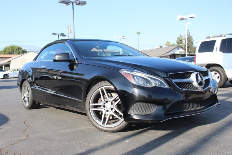 Mercedes-Benz E-Class Vehicle Full-screen Gallery Image 05