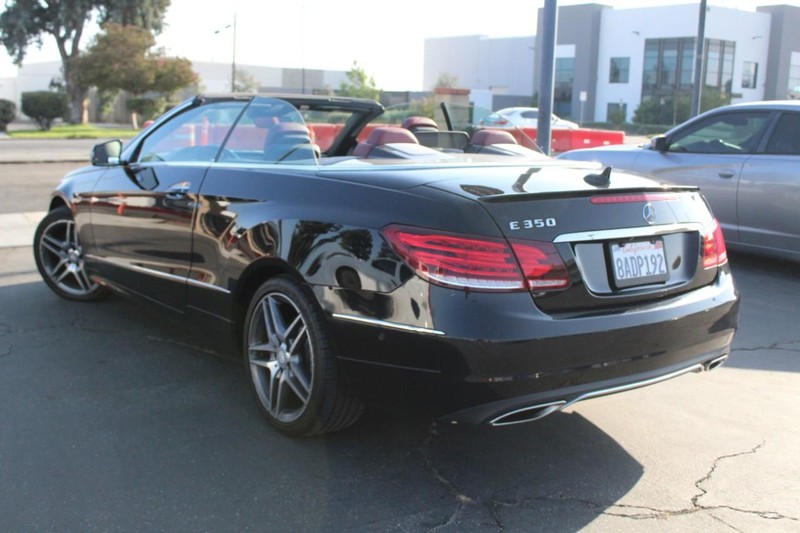 Mercedes-Benz E-Class Vehicle Full-screen Gallery Image 06