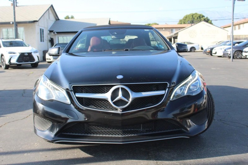 Mercedes-Benz E-Class Vehicle Full-screen Gallery Image 07