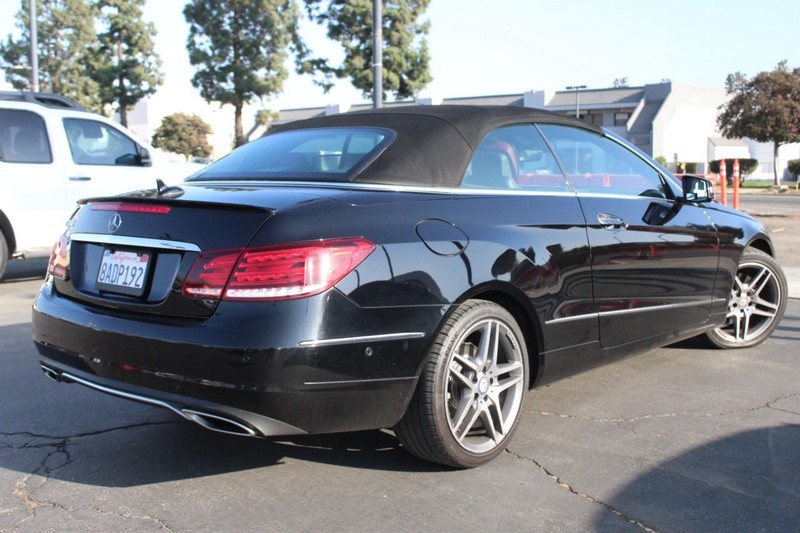 Mercedes-Benz E-Class Vehicle Full-screen Gallery Image 09