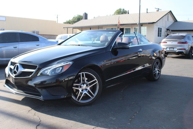 Mercedes-Benz E-Class Vehicle Full-screen Gallery Image 10