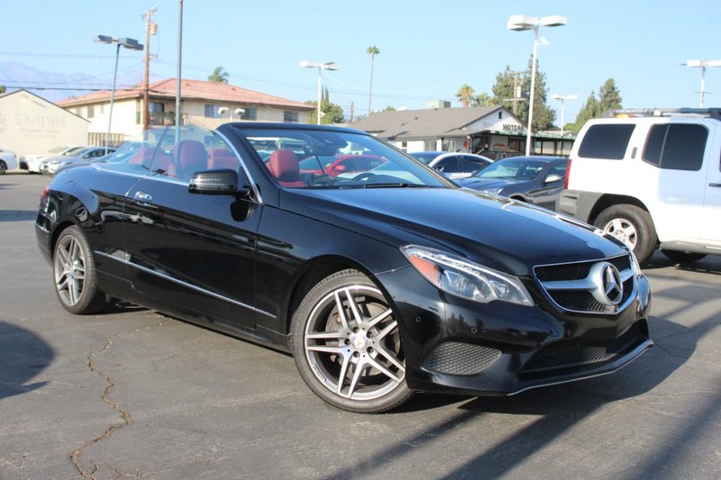 Mercedes-Benz E-Class Vehicle Full-screen Gallery Image 11