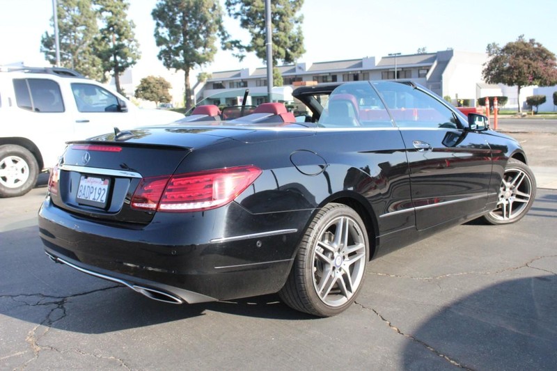 Mercedes-Benz E-Class Vehicle Full-screen Gallery Image 12