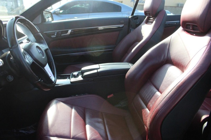 Mercedes-Benz E-Class Vehicle Full-screen Gallery Image 13