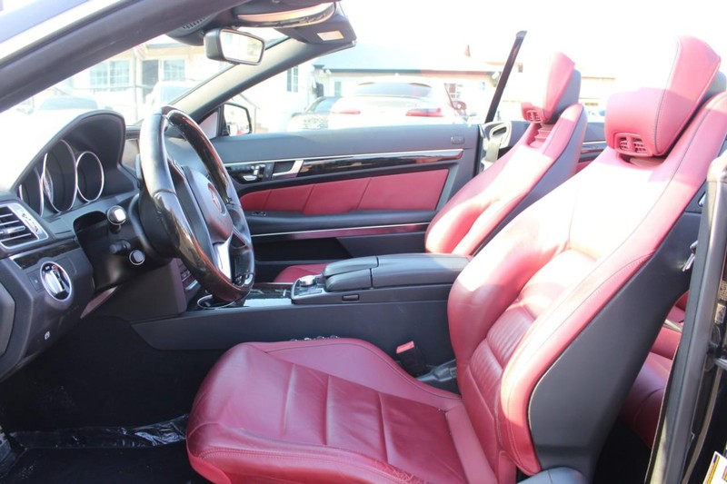 Mercedes-Benz E-Class Vehicle Full-screen Gallery Image 14