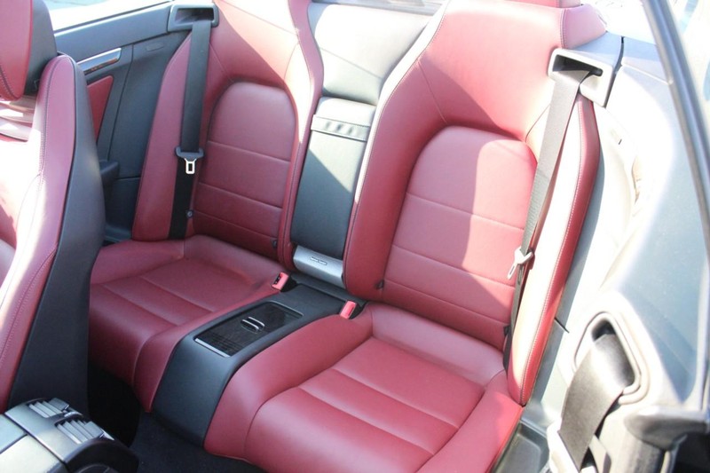 Mercedes-Benz E-Class Vehicle Full-screen Gallery Image 15