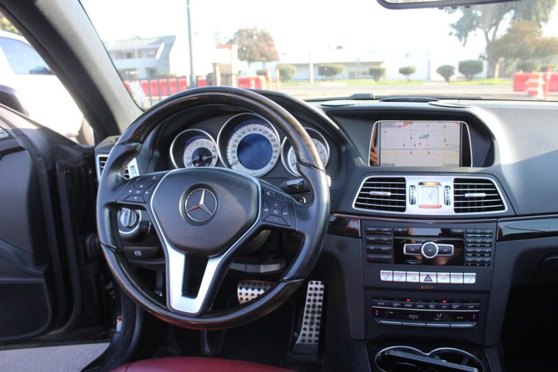 Mercedes-Benz E-Class Vehicle Full-screen Gallery Image 16