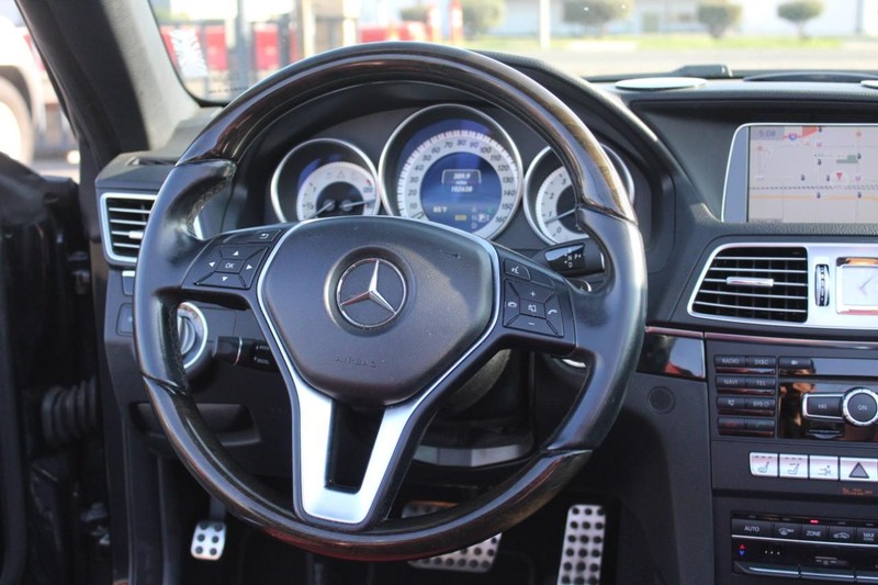 Mercedes-Benz E-Class Vehicle Full-screen Gallery Image 17