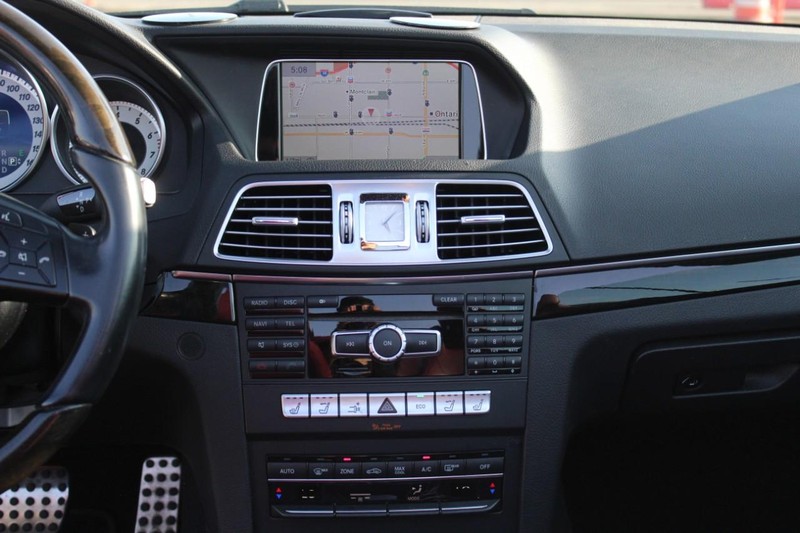 Mercedes-Benz E-Class Vehicle Full-screen Gallery Image 18