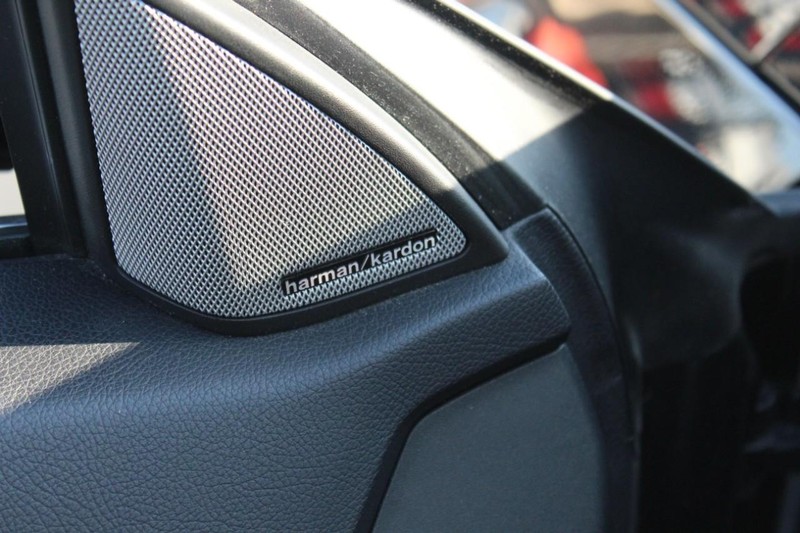 Mercedes-Benz E-Class Vehicle Full-screen Gallery Image 19