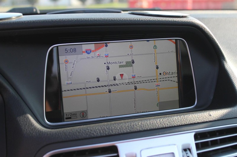 Mercedes-Benz E-Class Vehicle Full-screen Gallery Image 20