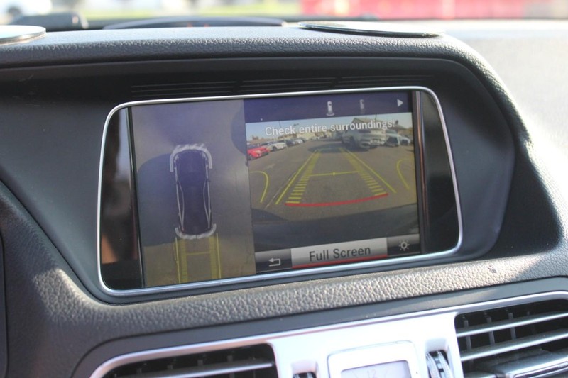 Mercedes-Benz E-Class Vehicle Full-screen Gallery Image 21