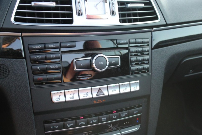 Mercedes-Benz E-Class Vehicle Full-screen Gallery Image 22