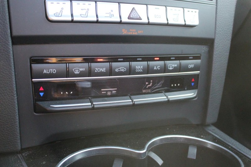 Mercedes-Benz E-Class Vehicle Full-screen Gallery Image 23