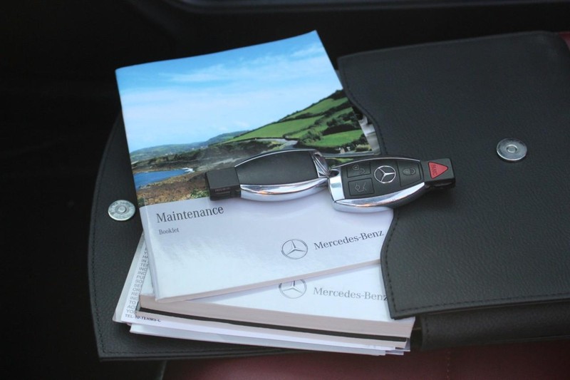 Mercedes-Benz E-Class Vehicle Full-screen Gallery Image 24