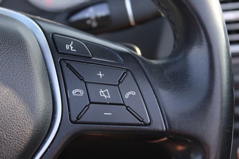 Mercedes-Benz E-Class Vehicle Full-screen Gallery Image 25