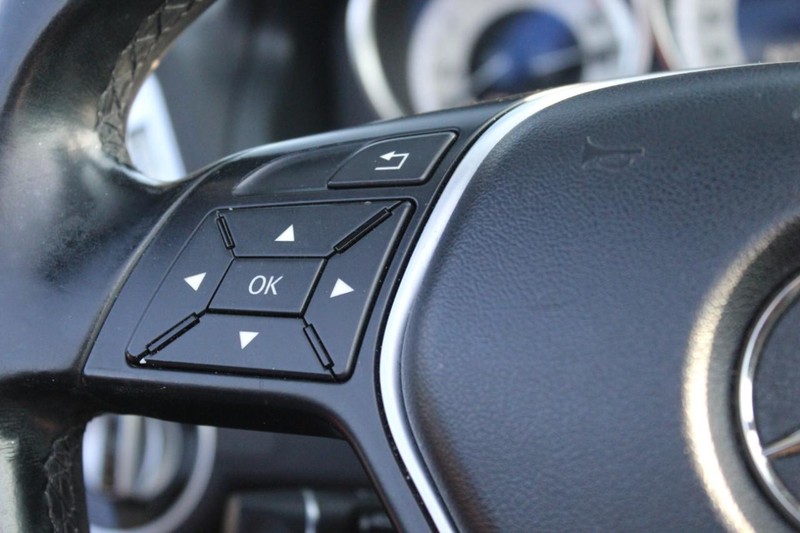 Mercedes-Benz E-Class Vehicle Full-screen Gallery Image 26