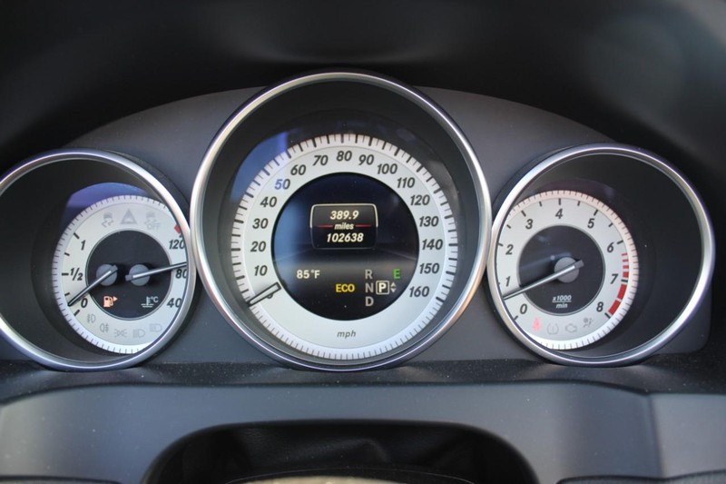 Mercedes-Benz E-Class Vehicle Full-screen Gallery Image 27