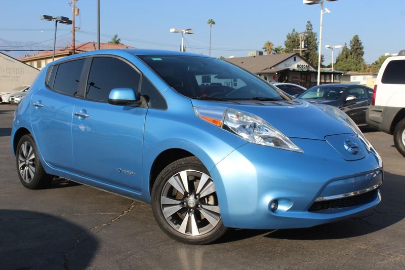 Nissan LEAF Vehicle Full-screen Gallery Image 04