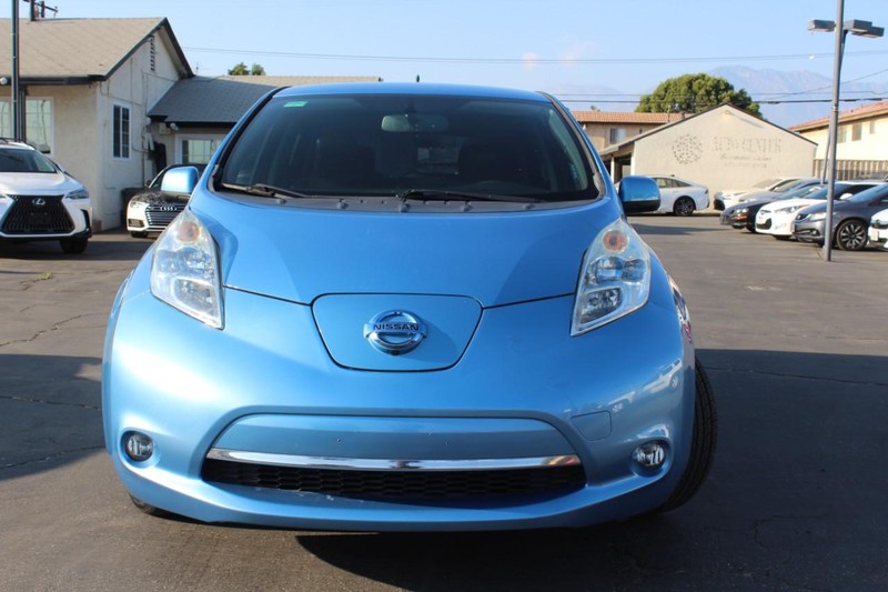 Nissan LEAF Vehicle Full-screen Gallery Image 05