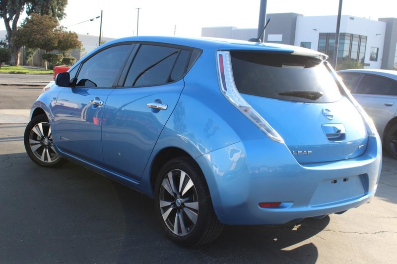 Nissan LEAF Vehicle Full-screen Gallery Image 06