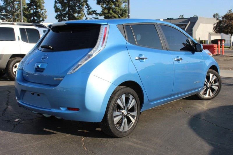 Nissan LEAF Vehicle Full-screen Gallery Image 07