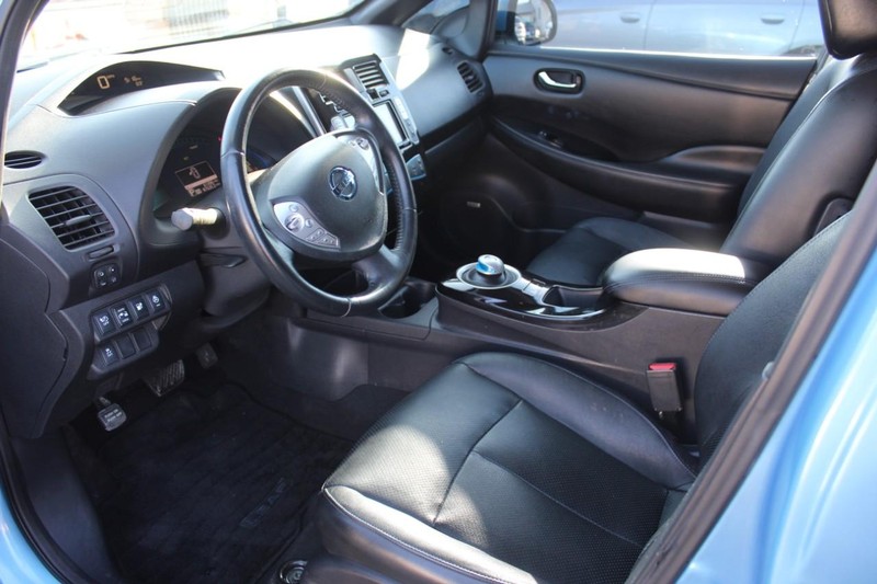 Nissan LEAF Vehicle Full-screen Gallery Image 08