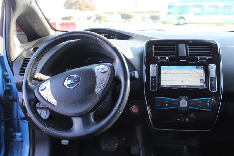 Nissan LEAF Vehicle Full-screen Gallery Image 10