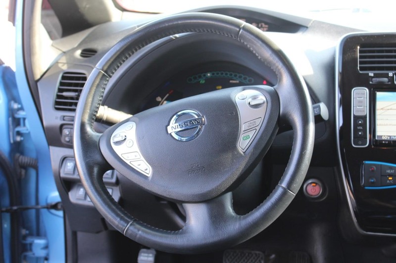 Nissan LEAF Vehicle Full-screen Gallery Image 11