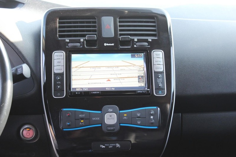 Nissan LEAF Vehicle Full-screen Gallery Image 12