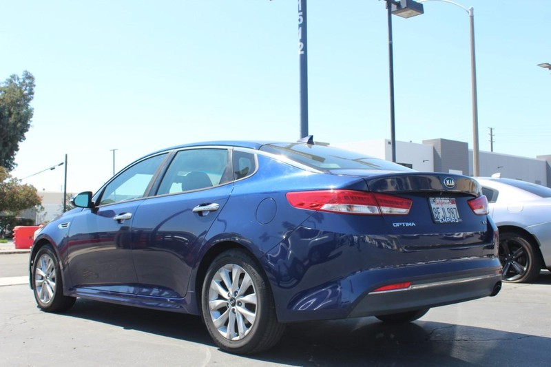 Kia Optima Vehicle Full-screen Gallery Image 04