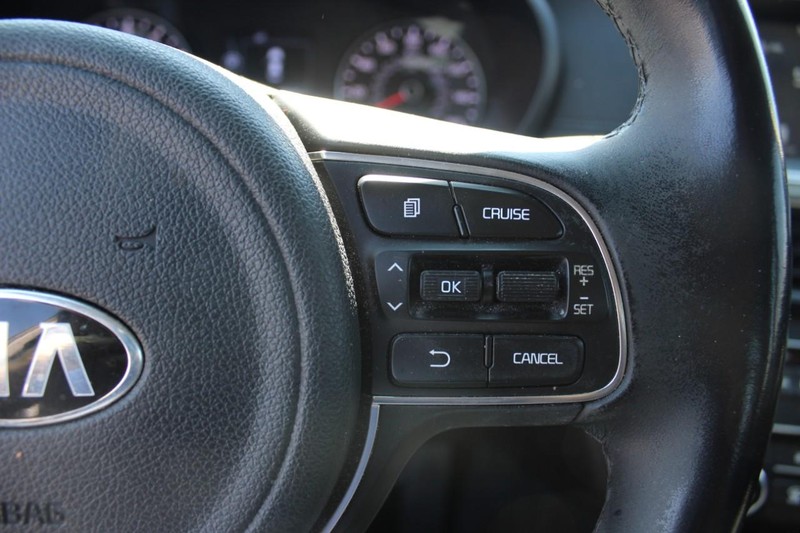 Kia Optima Vehicle Full-screen Gallery Image 17