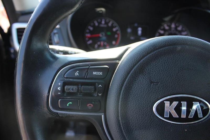 Kia Optima Vehicle Full-screen Gallery Image 24