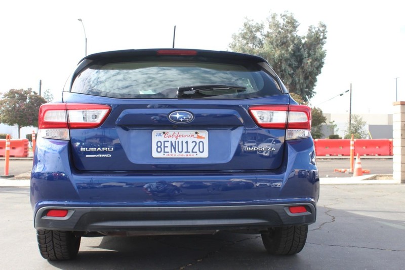 Subaru Impreza Vehicle Full-screen Gallery Image 08