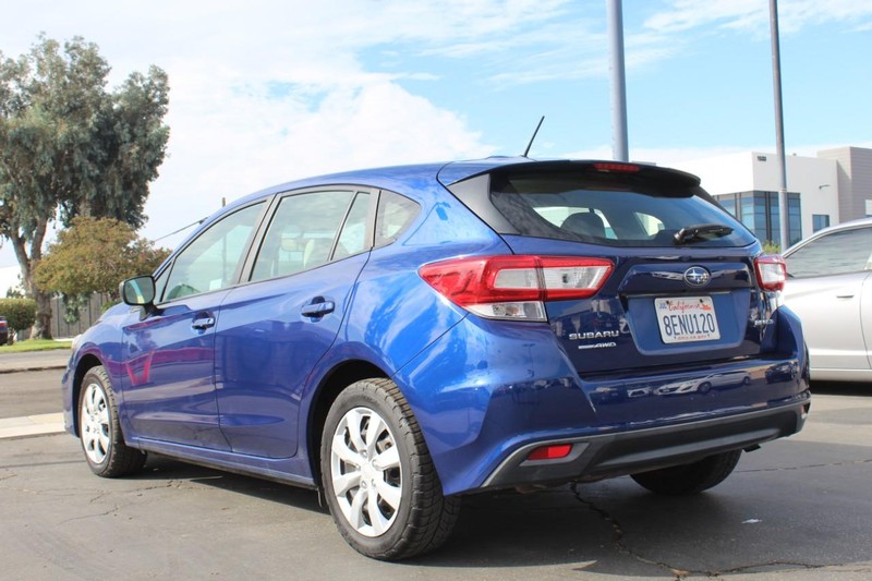 Subaru Impreza Vehicle Full-screen Gallery Image 09