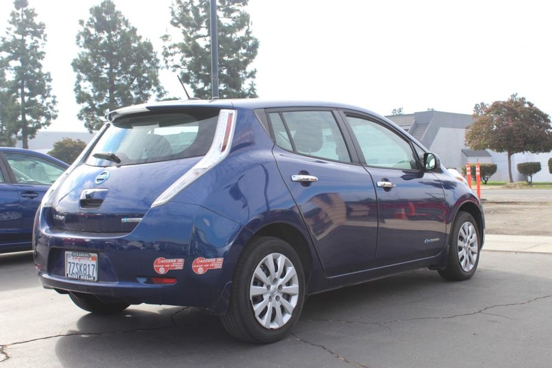 Nissan LEAF Vehicle Full-screen Gallery Image 04