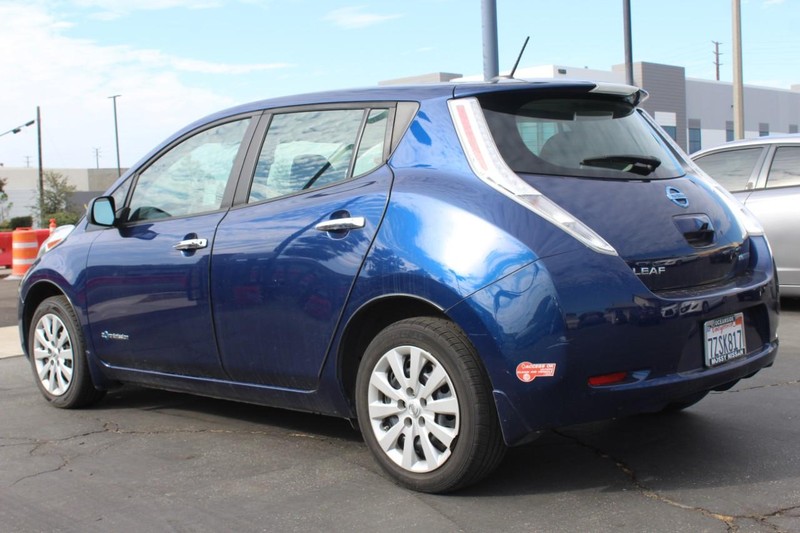 Nissan LEAF Vehicle Full-screen Gallery Image 05