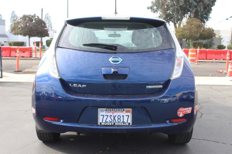 Nissan LEAF Vehicle Full-screen Gallery Image 07