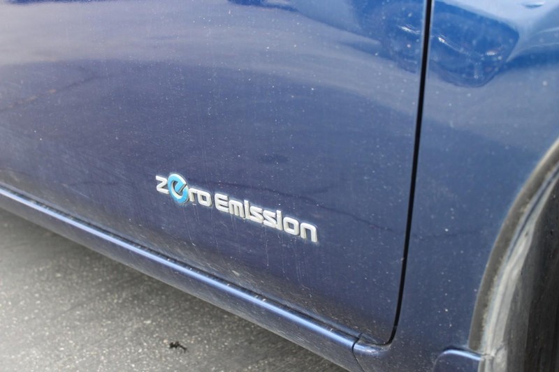 Nissan LEAF Vehicle Full-screen Gallery Image 08