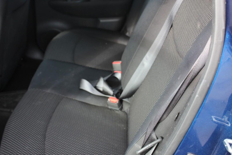 Nissan LEAF Vehicle Full-screen Gallery Image 09