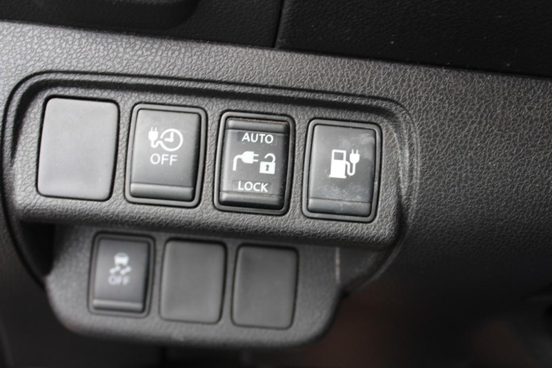 Nissan LEAF Vehicle Full-screen Gallery Image 12