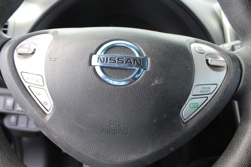 Nissan LEAF Vehicle Full-screen Gallery Image 13