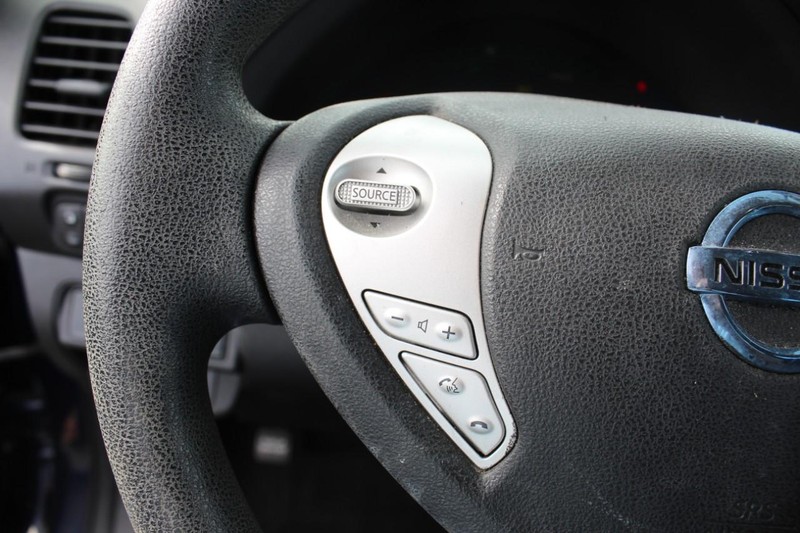 Nissan LEAF Vehicle Full-screen Gallery Image 15