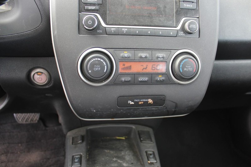 Nissan LEAF Vehicle Full-screen Gallery Image 16